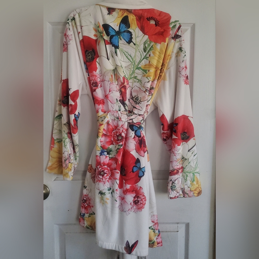 Wrap Up By VP Flowers & butterflies All Over Womans Robe One Size